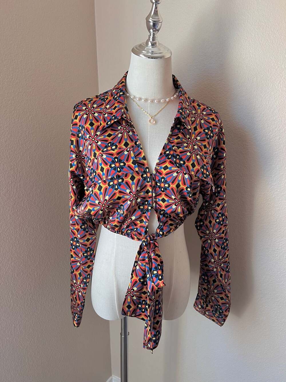 Lilyful Retro Geometric Floral Print Tie-Front Crop Blouse